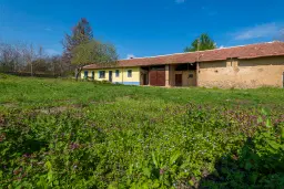 Perceel van 2.090 m² + Gezinswoning + Bijgebouwen - Karaisen, Veliko Tarnovo - Bulgarije