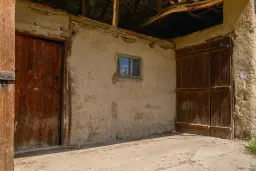 Perceel van 2.090 m² + Gezinswoning + Bijgebouwen - Karaisen, Veliko Tarnovo - Bulgarije