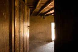 Perceel van 2.090 m² + Gezinswoning + Bijgebouwen - Karaisen, Veliko Tarnovo - Bulgarije