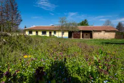 Perceel van 2.090 m² + Gezinswoning + Bijgebouwen - Karaisen, Veliko Tarnovo - Bulgarije