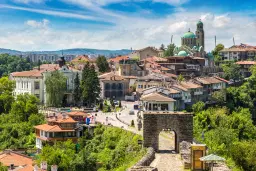 Perceel van 2.090 m² + Gezinswoning + Bijgebouwen - Karaisen, Veliko Tarnovo - Bulgarije