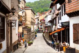 Perceel van 2.090 m² + Gezinswoning + Bijgebouwen - Karaisen, Veliko Tarnovo - Bulgarije