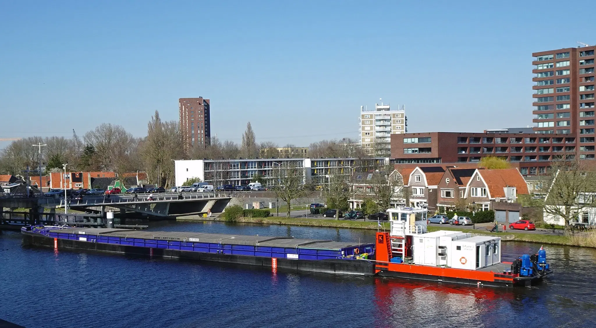 Ofi Barge 1, stalen duwboot te Zaandam