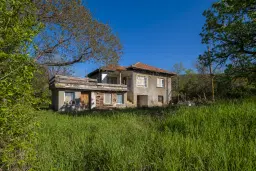 Perceel van 1.364 m² met gezinswoning en bijgebouwen in Damyanovo, Gabrovo - Bulgarije