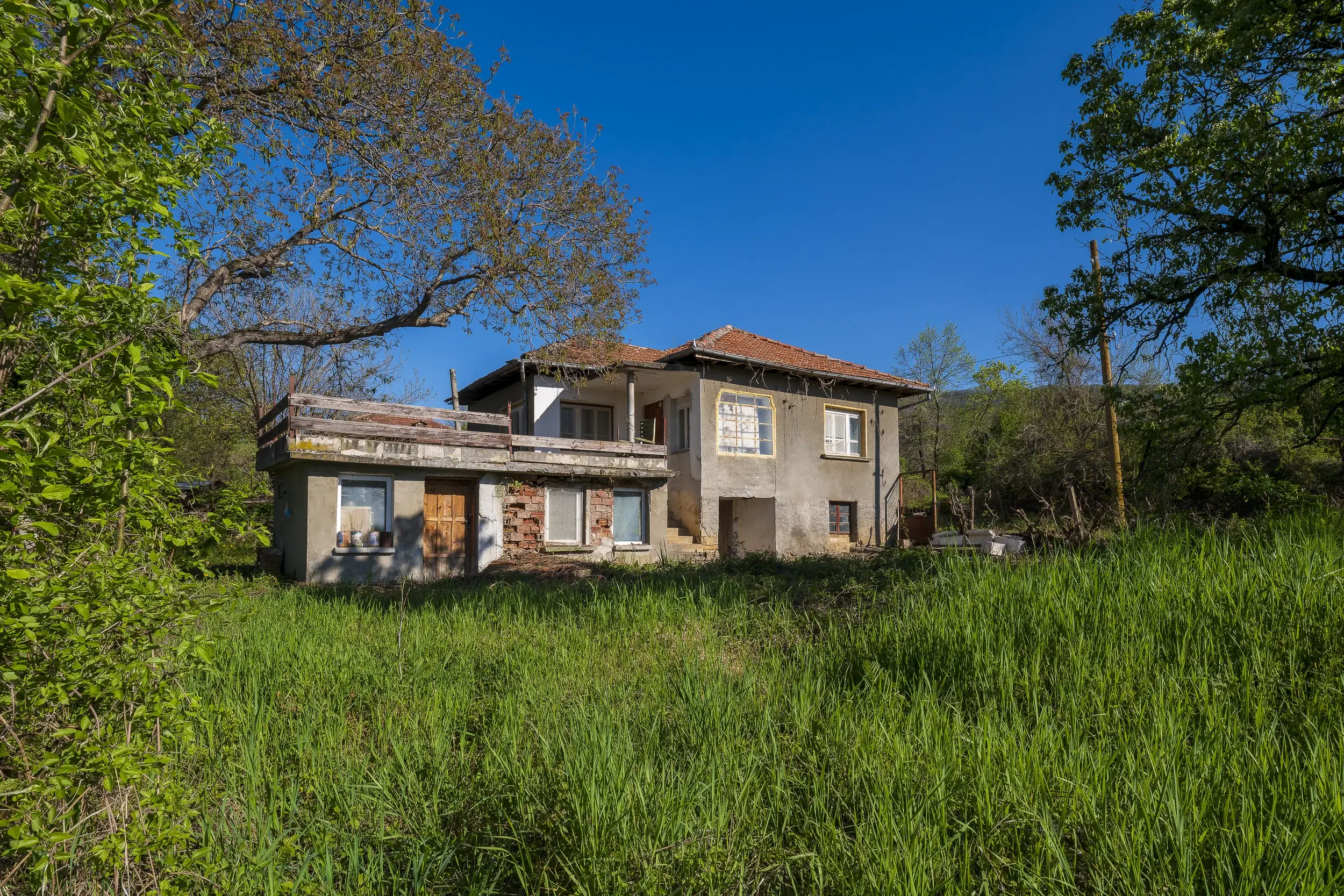 Perceel van 1.364 m² met gezinswoning en bijgebouwen in Damyanovo, Gabrovo - Bulgarije