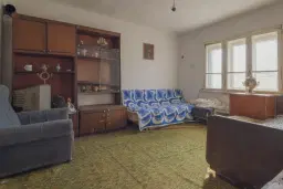 Perceel van 1.364 m² met gezinswoning en bijgebouwen in Damyanovo, Gabrovo - Bulgarije