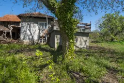 Perceel van 1.364 m² met gezinswoning en bijgebouwen in Damyanovo, Gabrovo - Bulgarije