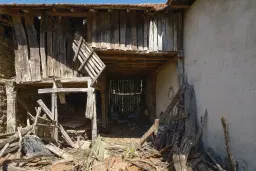 Perceel van 1.364 m² met gezinswoning en bijgebouwen in Damyanovo, Gabrovo - Bulgarije