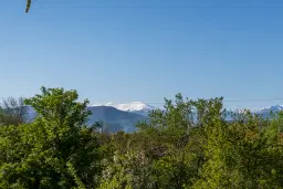 Perceel van 1.364 m² met gezinswoning en bijgebouwen in Damyanovo, Gabrovo - Bulgarije
