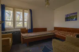 Perceel van 1.364 m² met gezinswoning en bijgebouwen in Damyanovo, Gabrovo - Bulgarije