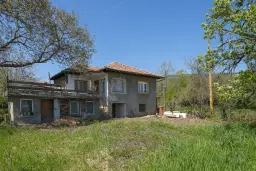 Perceel van 1.364 m² met gezinswoning en bijgebouwen in Damyanovo, Gabrovo - Bulgarije