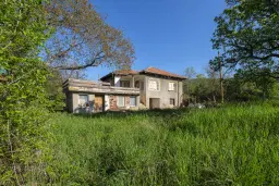 Perceel van 1.364 m² met gezinswoning en bijgebouwen in Damyanovo, Gabrovo - Bulgarije