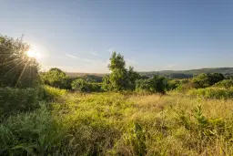 Perceel van 7.857 m² met 2-verdiepingen gezinswoning en bijgebouwen, met uitzicht nabij Veliko Tarnovo - Bulgarije