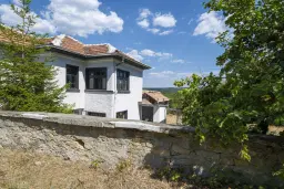 Perceel van 7.857 m² met 2-verdiepingen gezinswoning en bijgebouwen, met uitzicht nabij Veliko Tarnovo - Bulgarije