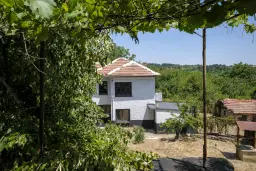 Perceel van 7.857 m² met 2-verdiepingen gezinswoning en bijgebouwen, met uitzicht nabij Veliko Tarnovo - Bulgarije