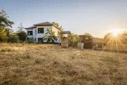 Perceel van 7.857 m² met 2-verdiepingen gezinswoning en bijgebouwen, met uitzicht nabij Veliko Tarnovo - Bulgarije