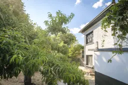 Perceel van 7.857 m² met 2-verdiepingen gezinswoning en bijgebouwen, met uitzicht nabij Veliko Tarnovo - Bulgarije