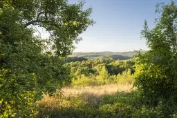 Perceel van 7.857 m² met 2-verdiepingen gezinswoning en bijgebouwen, met uitzicht nabij Veliko Tarnovo - Bulgarije