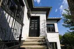 Perceel van 7.857 m² met 2-verdiepingen gezinswoning en bijgebouwen, met uitzicht nabij Veliko Tarnovo - Bulgarije