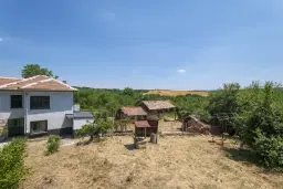 Perceel van 7.857 m² met 2-verdiepingen gezinswoning en bijgebouwen, met uitzicht nabij Veliko Tarnovo - Bulgarije
