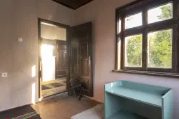 Perceel van 7.857 m² met 2-verdiepingen gezinswoning en bijgebouwen, met uitzicht nabij Veliko Tarnovo - Bulgarije