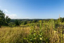 Perceel van 7.857 m² met 2-verdiepingen gezinswoning en bijgebouwen, met uitzicht nabij Veliko Tarnovo - Bulgarije