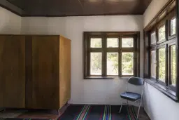 Perceel van 7.857 m² met 2-verdiepingen gezinswoning en bijgebouwen, met uitzicht nabij Veliko Tarnovo - Bulgarije