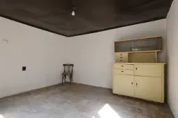 Perceel van 7.857 m² met 2-verdiepingen gezinswoning en bijgebouwen, met uitzicht nabij Veliko Tarnovo - Bulgarije