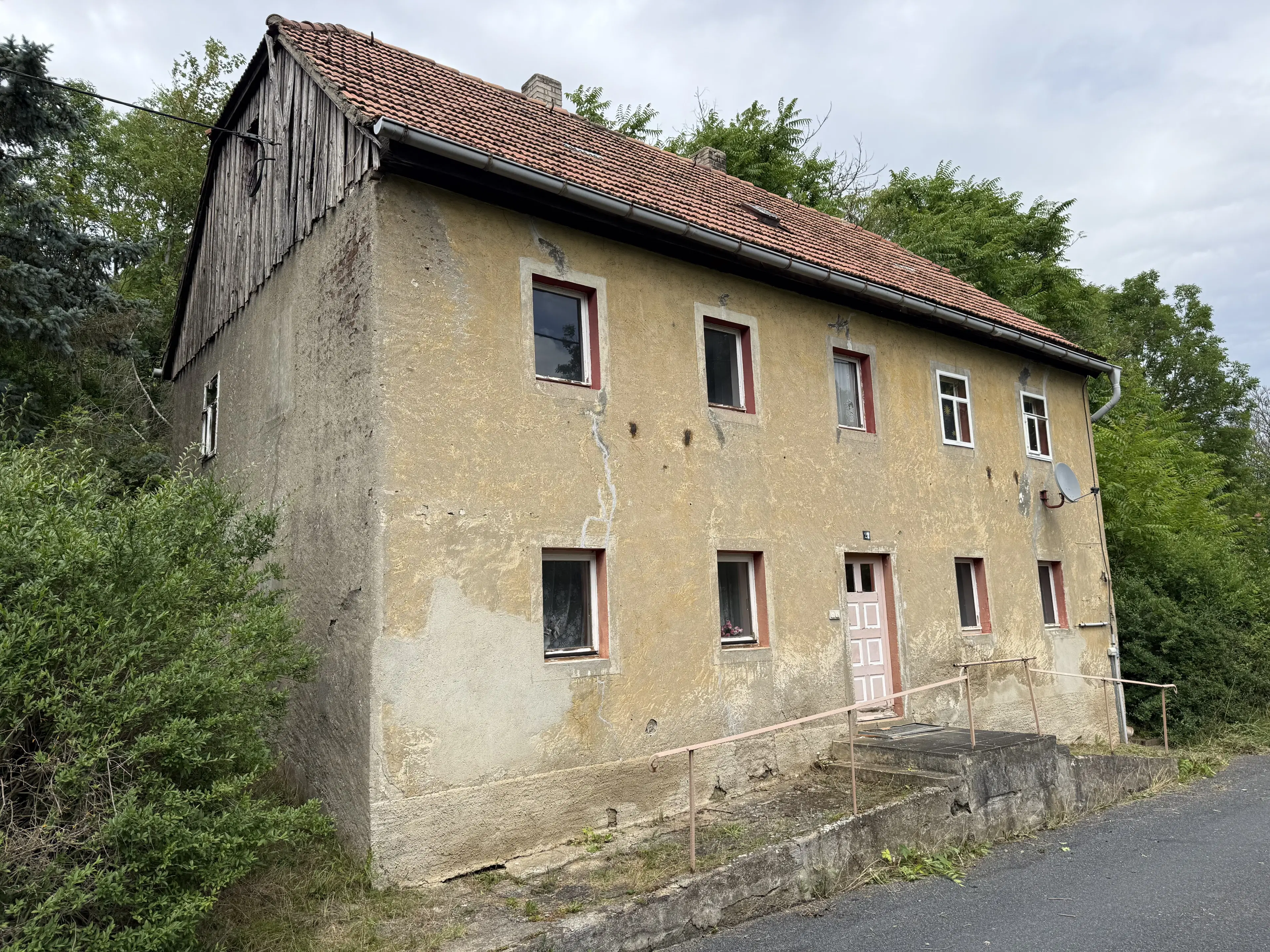 Vrijstaand woonhuis met bijgebouw op 593 m² perceel, nabij Döbeln - Duitsland