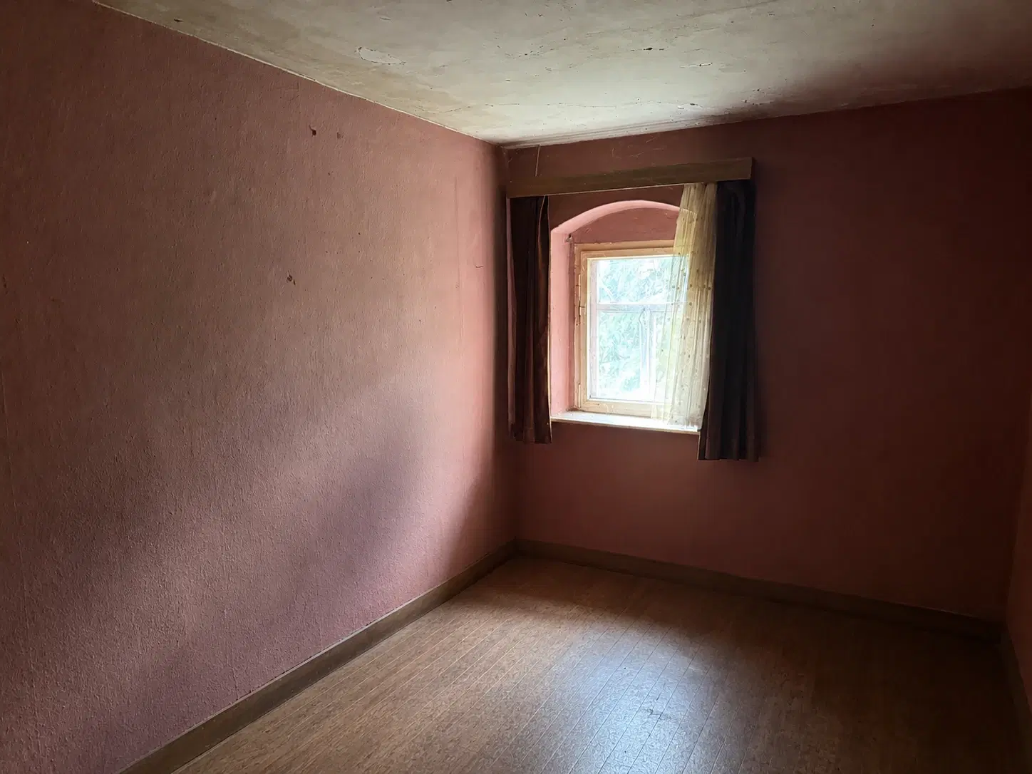 Vrijstaand woonhuis met bijgebouw op 593 m² perceel, nabij Döbeln - Duitsland