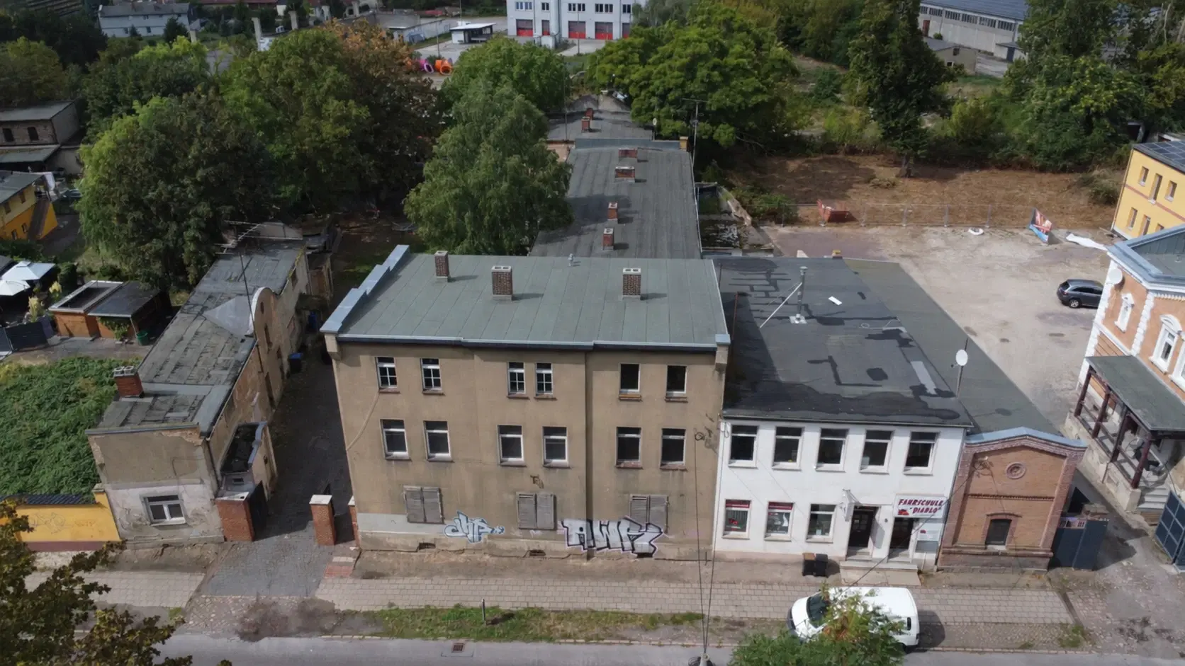 14 woningen (4 verhuurd, huursom = € 6.060,00) met 2.487 m² perceelgrootte, Zörbig, Leipzig – Duitsland