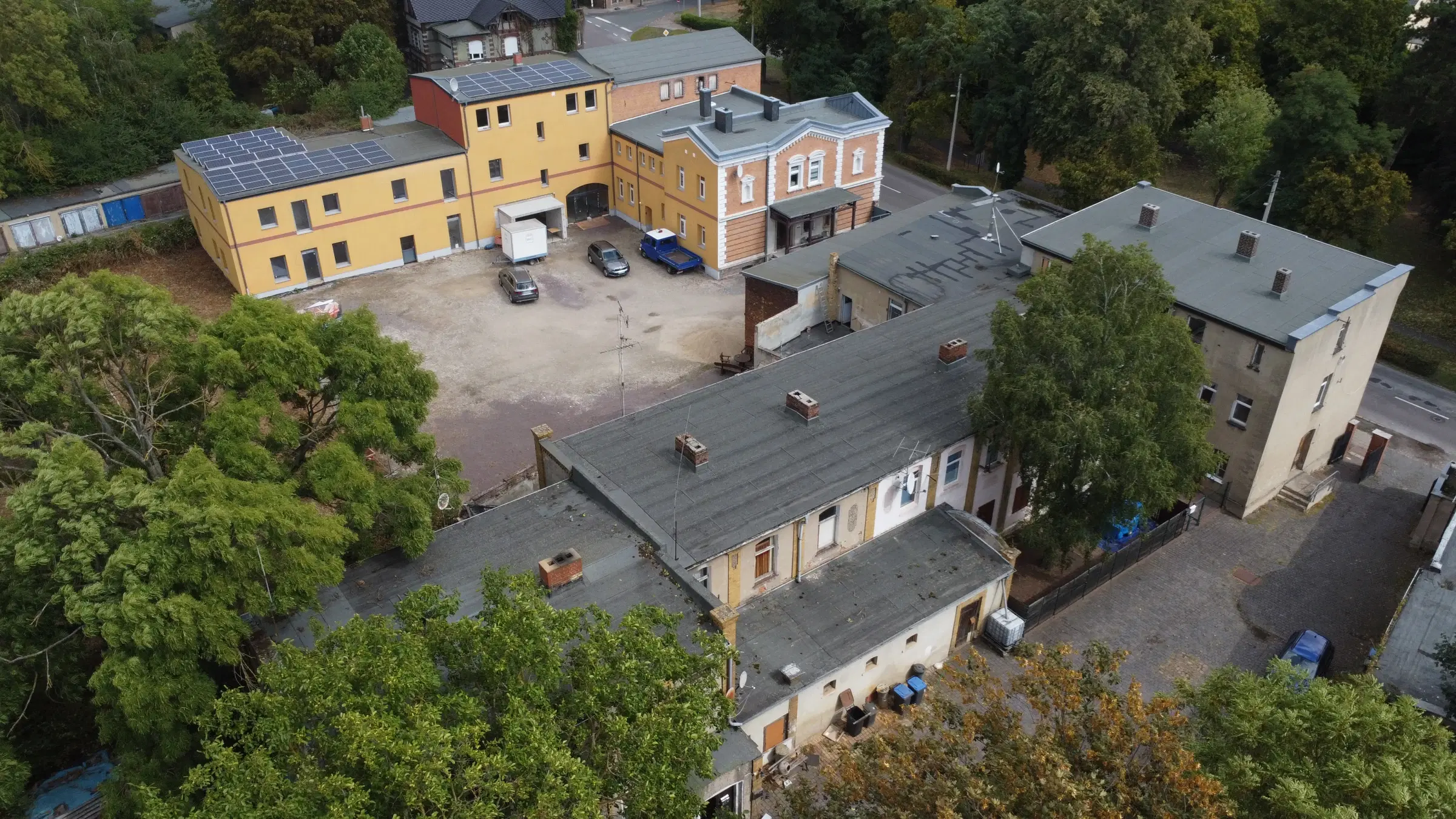 14 woningen (4 verhuurd, huursom = € 6.060,00) met 2.487 m² perceelgrootte, Zörbig, Leipzig – Duitsland