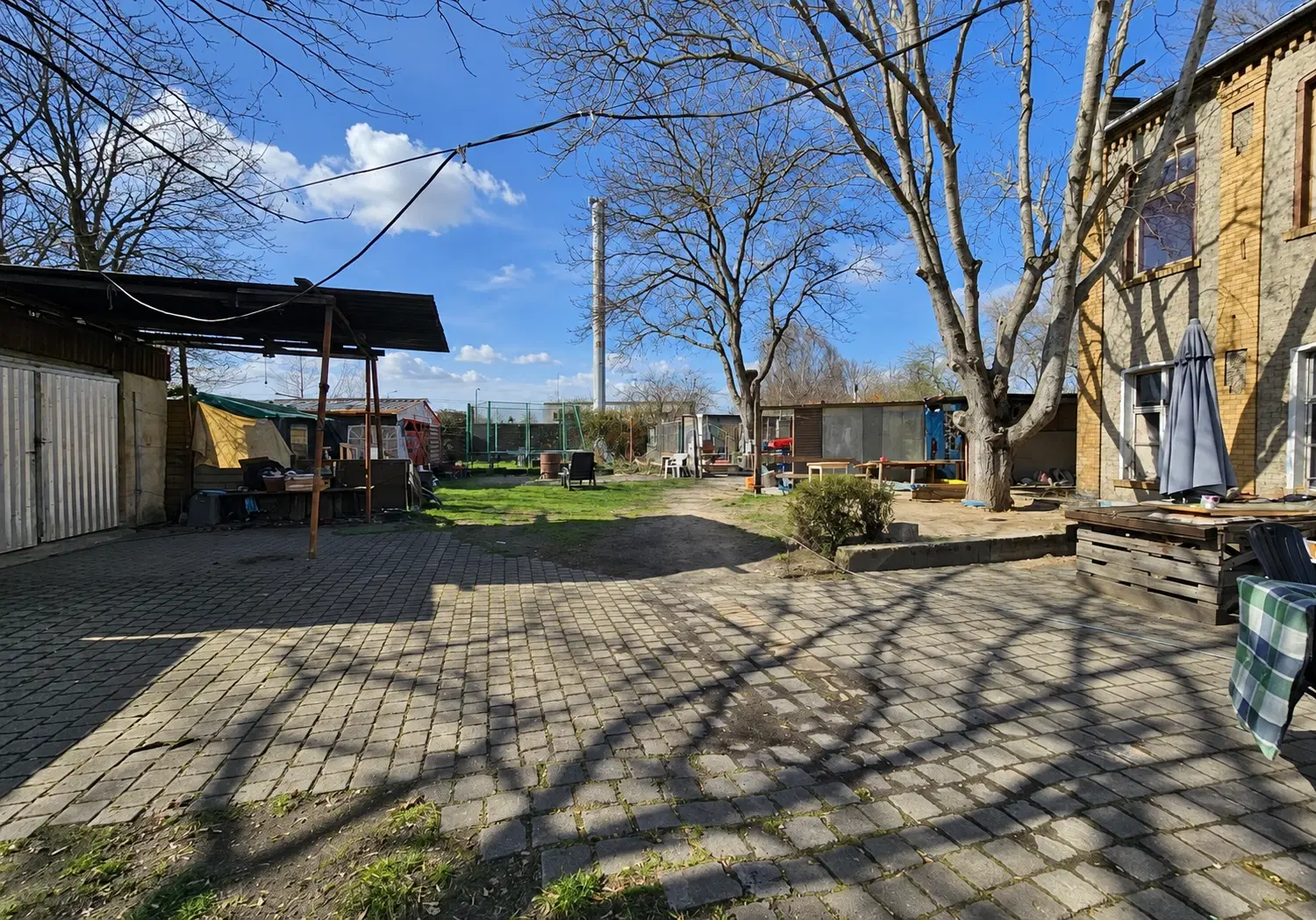 14 woningen (4 verhuurd, huursom = € 6.060,00) met 2.487 m² perceelgrootte, Zörbig, Leipzig – Duitsland
