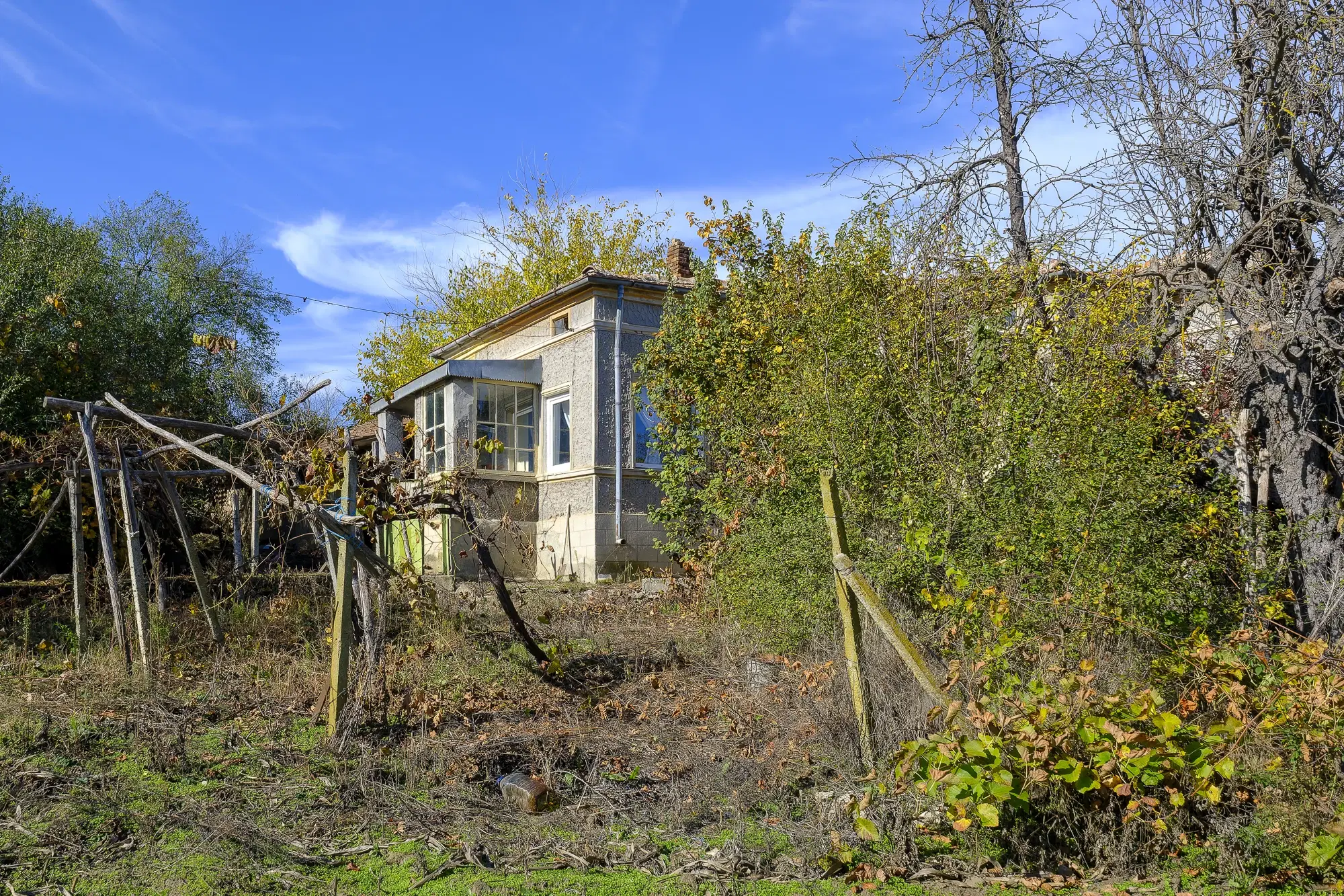 Hoofdgebouw, garage en bijgebouwen op perceel grond van 4.422 m² in Zhiten, Dobroedja - Bulgarije