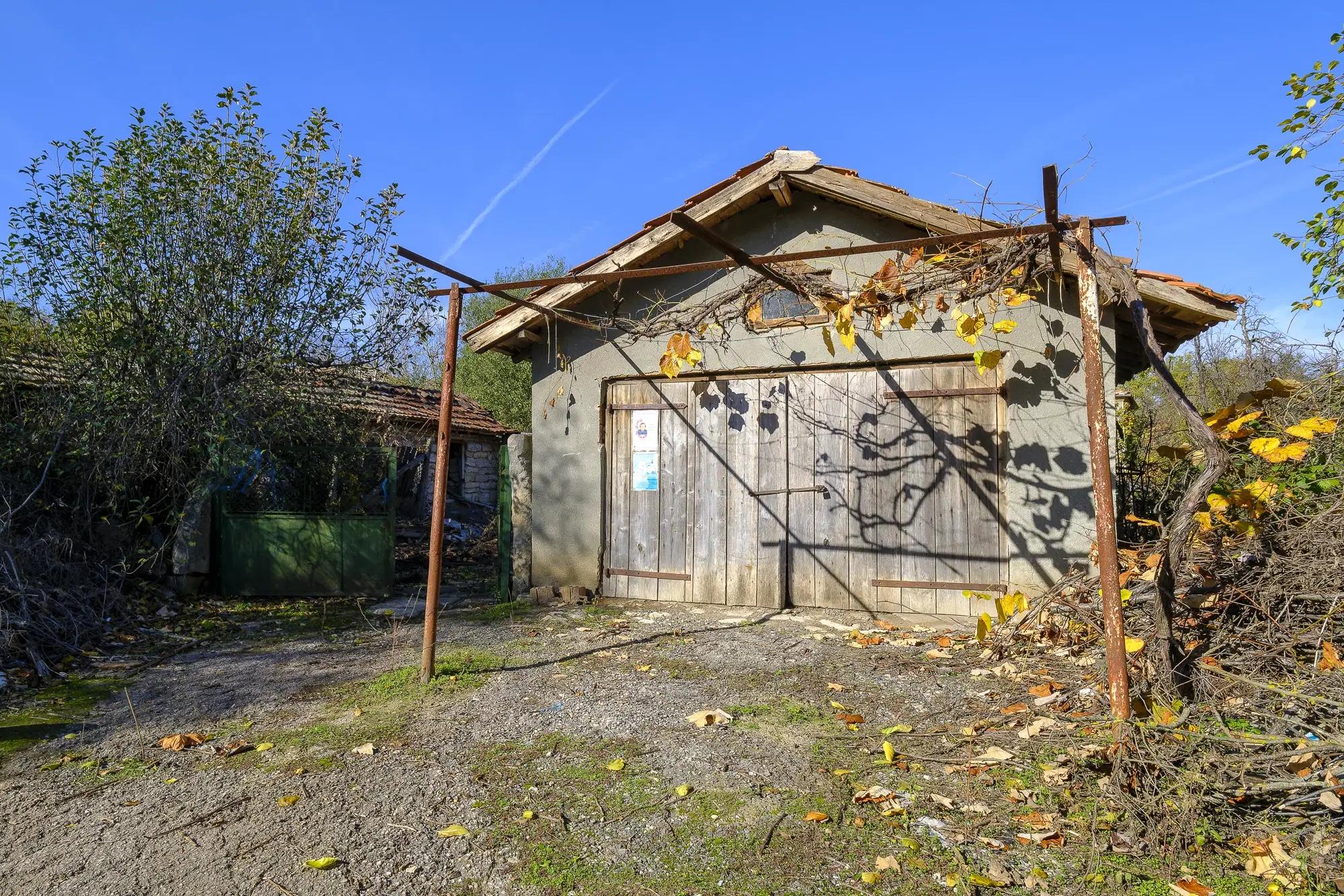 Hoofdgebouw, garage en bijgebouwen op perceel grond van 4.422 m² in Zhiten, Dobroedja - Bulgarije