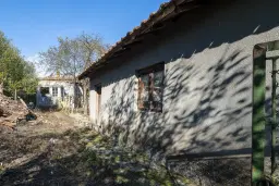 Hoofdgebouw, garage en bijgebouwen op perceel grond van 4.422 m² in Zhiten, Dobroedja - Bulgarije
