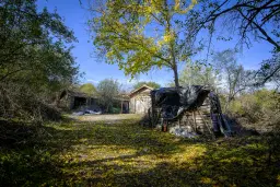 Hoofdgebouw, garage en bijgebouwen op perceel grond van 4.422 m² in Zhiten, Dobroedja - Bulgarije
