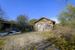 Hoofdgebouw, garage en bijgebouwen op perceel grond van 4.422 m² in Zhiten, Dobroedja - Bulgarije