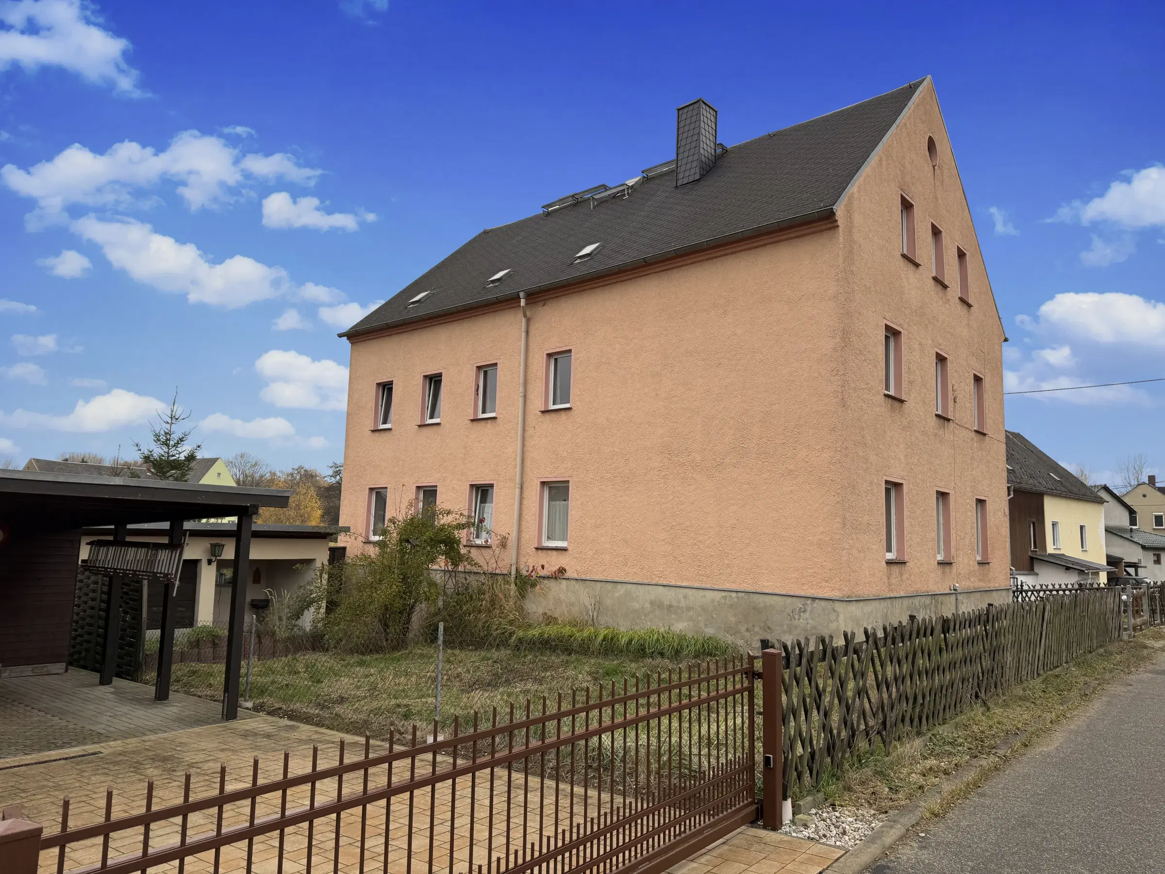 Villa met 3 wooneenheden en garages op 786 m² perceel in Waldheim - Duitsland