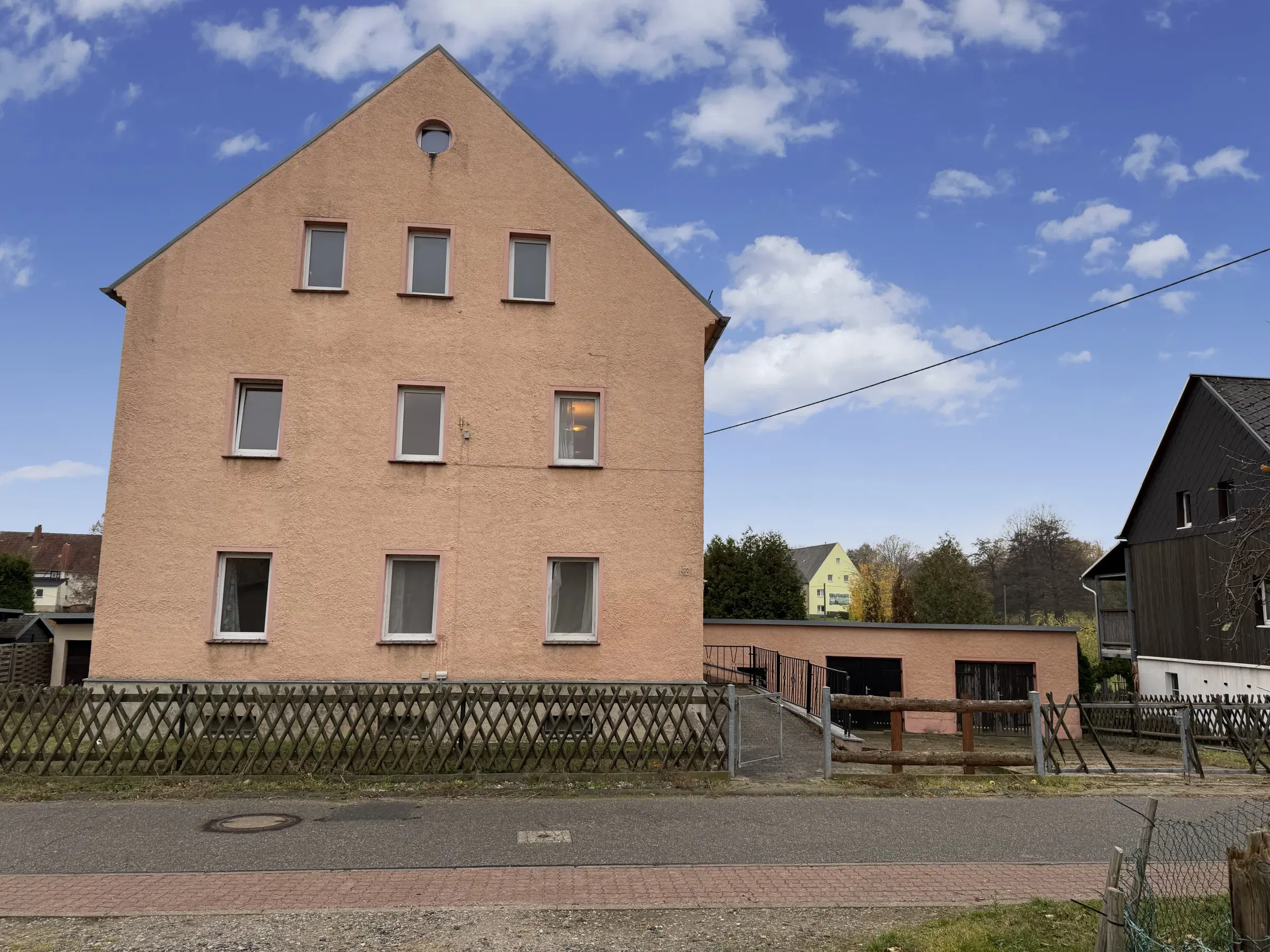 Villa met 3 wooneenheden en garages op 786 m² perceel in Waldheim - Duitsland