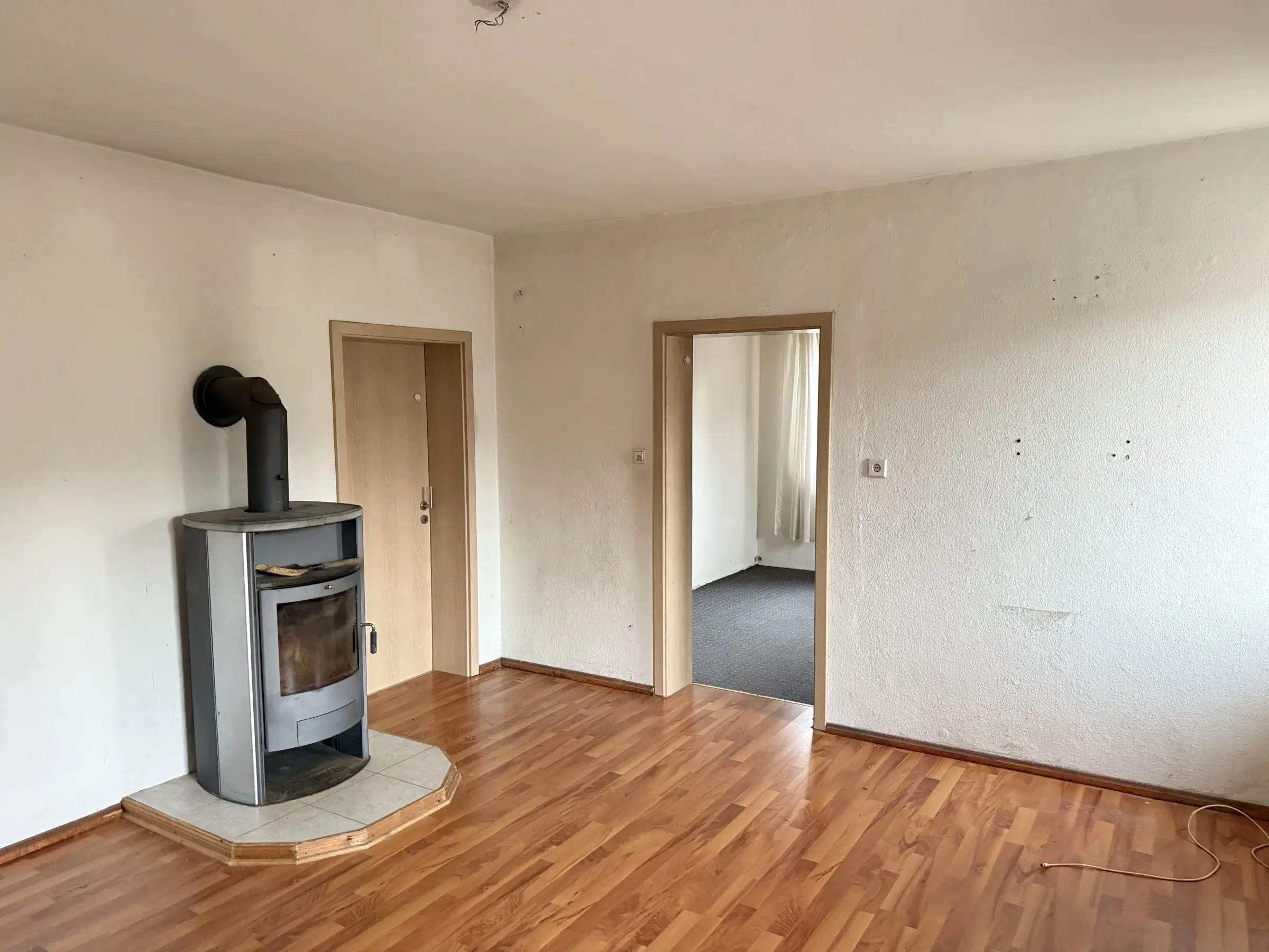 Villa met 3 wooneenheden en garages op 786 m² perceel in Waldheim - Duitsland