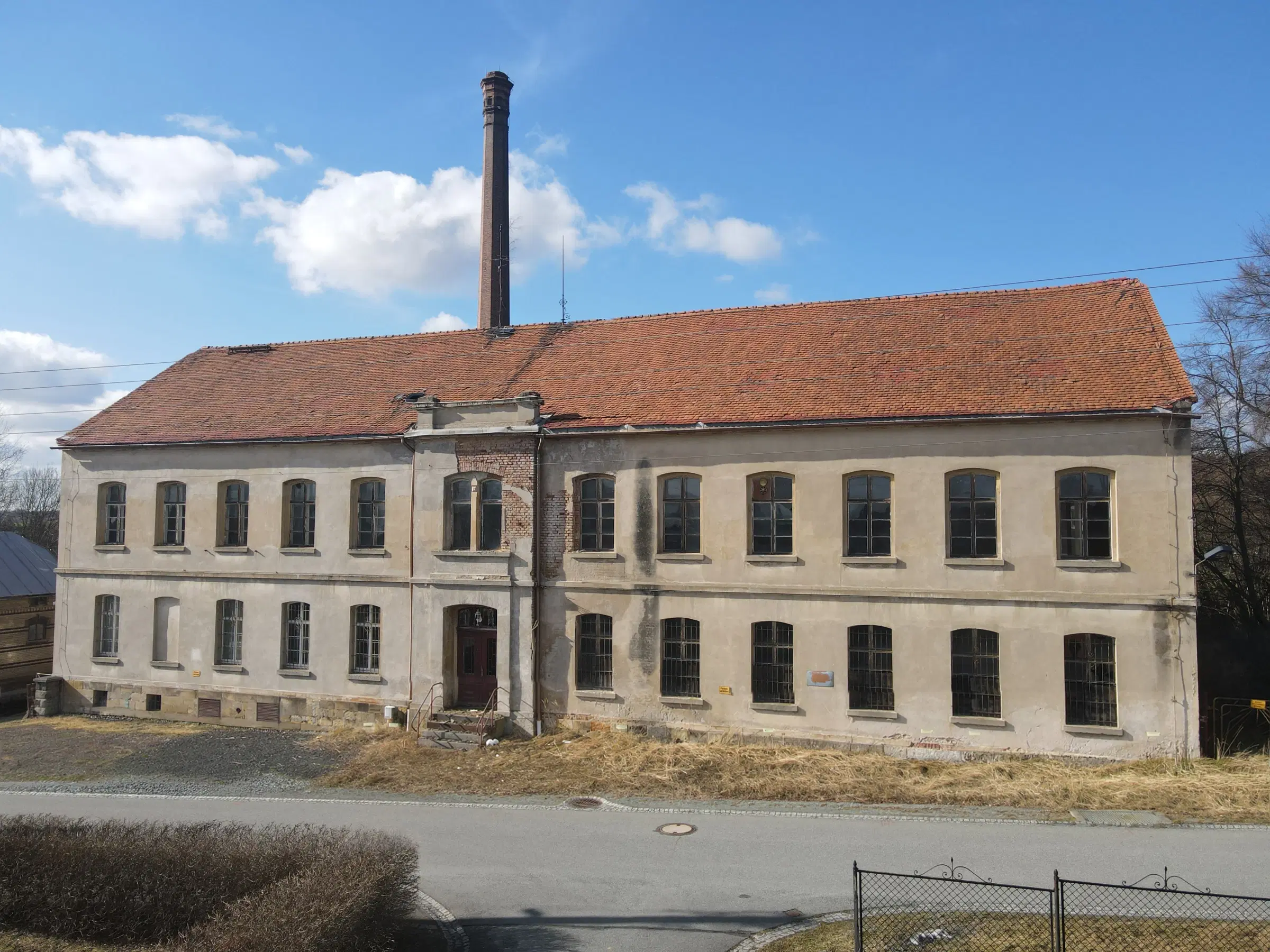 Voormalige textielfabriek op perceel van 5.493 m² - Walddorf- Duitsland