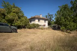 Afgelegen tweelaags huis + 1.502 grond + garage + bijgebouwen aan de rand van Milchina Luka, Regio Vidin - Bulgarije