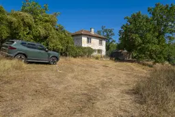 Afgelegen tweelaags huis + 1.502 grond + garage + bijgebouwen aan de rand van Milchina Luka, Regio Vidin - Bulgarije