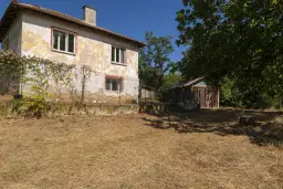 Afgelegen tweelaags huis + 1.502 grond + garage + bijgebouwen aan de rand van Milchina Luka, Regio Vidin - Bulgarije
