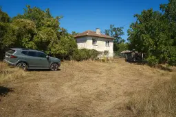 Afgelegen tweelaags huis + 1.502 grond + garage + bijgebouwen aan de rand van Milchina Luka, Regio Vidin - Bulgarije