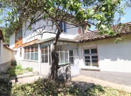 Huis met twee verdiepingen + 660 m² grond in Karan Varbovka - Bulgarije