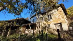 Huis met een perceel van 3.995 m² en bijgebouwen in Kosta Perchevo - Bulgarije