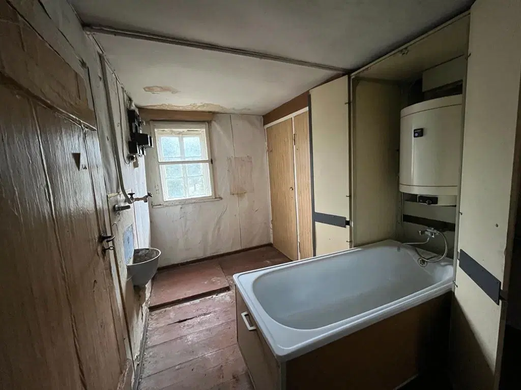 Gebouw met aangrenzend bosgebied in Schönheide - Duitsland