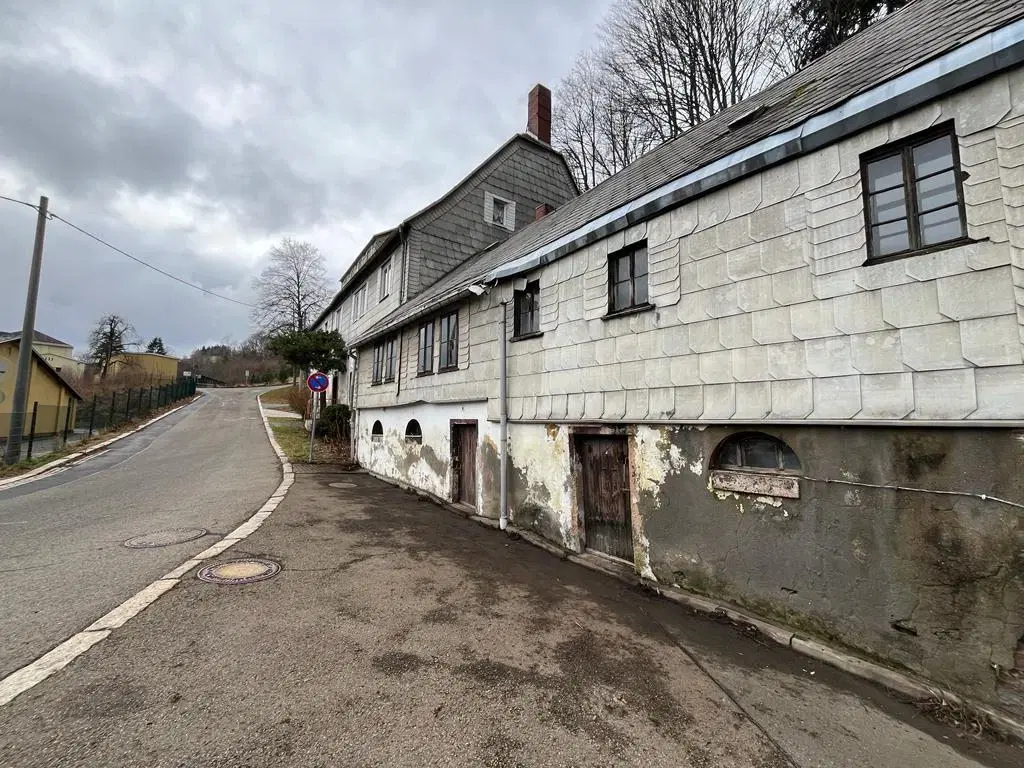 Gebouw met aangrenzend bosgebied in Schönheide - Duitsland